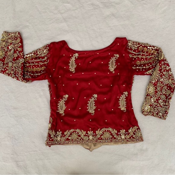 Traditional Pakistani Indian bridal lehenga in red - Picture 5 of 16